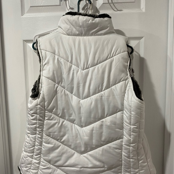 Reversible puffer vest, faux fur one side, white poly on other, size L - Picture 4 of 12